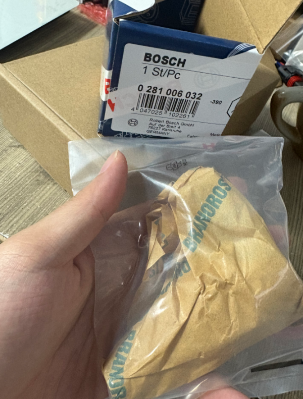 0281006032 BOSCH Fuel Rail Pressure Relief Regulator Control Valve